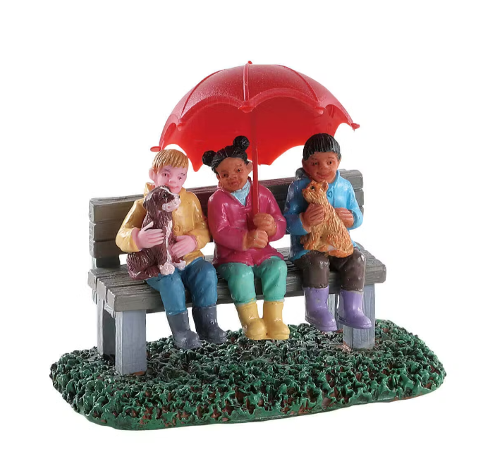 MENINAS NO BANCO C/GUARDA CHUVA 6.6 x 7.6 x 4
